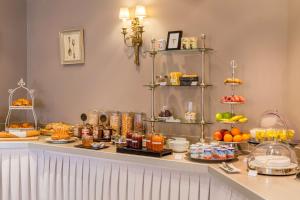 - un buffet avec de la nourriture et des boissons sur une table dans l'établissement Best Western Plus Hotel Villa D'est, à Strasbourg