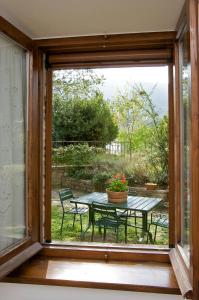 ventana en una habitación con mesa y patio en Brigolante Guest Apartments, en Asís