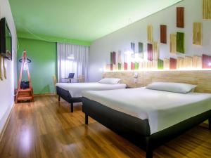 Postel nebo postele na pokoji v ubytování Hotel Nacional Inn Curitiba Santa Felicidade