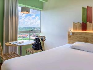Postel nebo postele na pokoji v ubytování Hotel Nacional Inn Curitiba Santa Felicidade