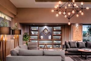 a living room with couches and a chandelier at La Joya Pachuca in Pachuca de Soto