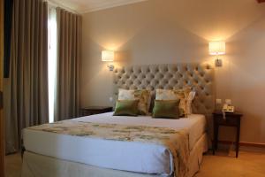 Un pat sau paturi într-o cameră la Hotel Solar Palmeiras
