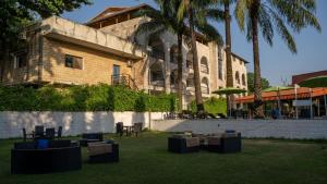 ein Gebäude mit Tischen und Stühlen im Hof in der Unterkunft Riviera Taouyah Hotel in Conakry