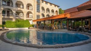 ein Schwimmbad vor einem Gebäude in der Unterkunft Riviera Taouyah Hotel in Conakry