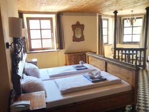 Postel nebo postele na pokoji v ubytování Family Hotel Schloss Rosenegg