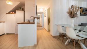 una cucina e una sala da pranzo con tavolo e sedie di Superbe appartement au coeur du Colmar a Colmar