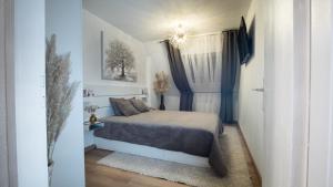 a small bedroom with a bed in a room at Superbe appartement au coeur du Colmar in Colmar