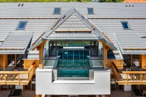 Bazén v ubytování SCHWARZENBACH - Apartments & Rooftop Pool nebo v jeho okolí