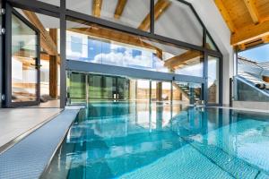 Bazén v ubytování SCHWARZENBACH - Apartments & Rooftop Pool nebo v jeho okolí