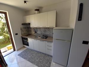 Kuchyňa alebo kuchynka v ubytovaní Apartment Toni Valbandon