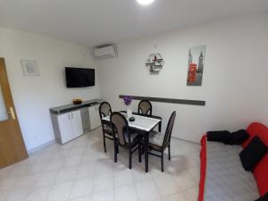 Televízia a/alebo spoločenská miestnosť v ubytovaní Apartment Toni Valbandon