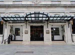 a building with the entrance to the grayson hotel at Riu Plaza The Gresham Dublin in Dublin