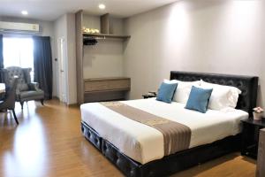 A bed or beds in a room at KTK Pattaya Hotel & Residence