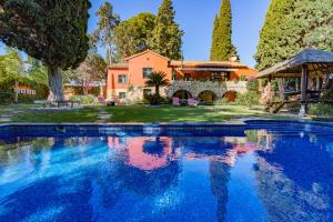 una gran piscina frente a una casa en Casa Paraíso Boutique B&B, en Torremolinos