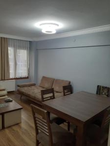 sala de estar con sofá y mesa en Bedir Comfortable Apartment 120m to Taksim Square, en Estambul