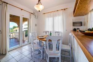 a kitchen and dining room with a table and chairs at 0308 Monteverde Banana in Balcon del Mar