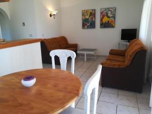 a living room with a table and a couch at 0309 Monteverde Nectar in Balcon del Mar