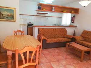 salon ze stołem i kanapą w obiekcie 0315 Monteverde Limon w mieście Balcon del Mar