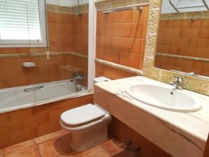 łazienka z toaletą, umywalką i wanną w obiekcie 0315 Monteverde Limon w mieście Balcon del Mar