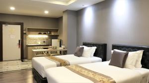 Ένα ή περισσότερα κρεβάτια σε δωμάτιο στο KTK Pattaya Hotel & Residence