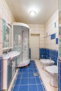 a bathroom with two sinks and a shower and two toilets at Гостиница Большой Урал in Yekaterinburg
