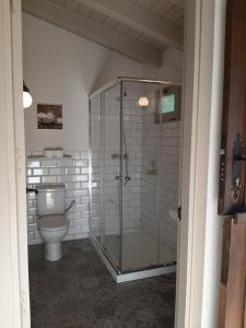 A bathroom at Apartamentos El Llanin