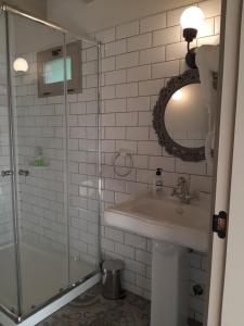 A bathroom at Apartamentos El Llanin