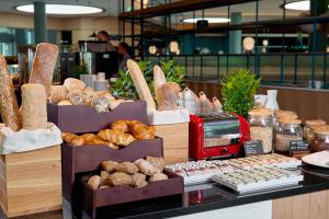 een tentoonstelling van brood en gebak in een bakkerij bij Sound Garden Hotel Airport in Warschau