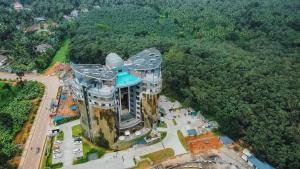 una vista aérea de un edificio con un propulsor en él en Fezinn Hotel - Best Wayanad Hotel in 2024, en Kozhikode