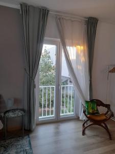 uma sala de estar com uma grande janela e uma cadeira em Casa Montefinese1 em Casamassima