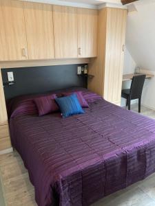 Ein Bett oder Betten in einem Zimmer der Unterkunft Le Jaonnet