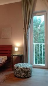 een kamer met een bed en een groot raam bij Casa Montefinese1 in Casamassima