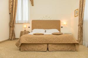 una camera da letto con un grande letto con due cuscini sopra di San Paolo Al Convento a Trani