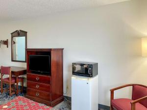 TV a/nebo společenská místnost v ubytování Rodeway Inn near I-35 Lamoni