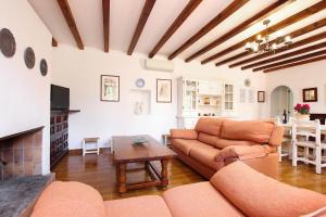sala de estar con sofá y mesa en Villa Punxa, en Pollensa