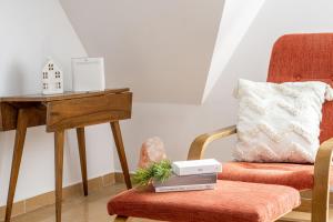 ein Wohnzimmer mit einem Stuhl und einem Tisch in der Unterkunft Apartamenty Rodzinne ApartZakop in Zakopane