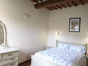 - une chambre avec un lit, une commode et un miroir dans l'établissement Casa Baldecchi - Pistoia Centro Storico, à Pistoia
