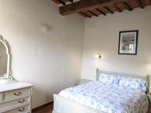 sypialnia z łóżkiem, komodą i lustrem w obiekcie Casa Baldecchi - Pistoia Centro Storico w mieście Pistoia