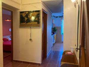 un corridoio con una stanza con una mappa sul muro di Apartament Bazyla a Truskavec'
