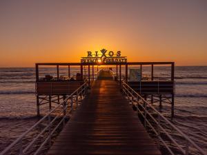 Rixos Premium Seagate في شرم الشيخ: رصيف على الشاطئ عند غروب الشمس