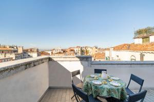 una mesa y sillas en un balcón con vistas en Palazzo Gradenigo, en Venecia