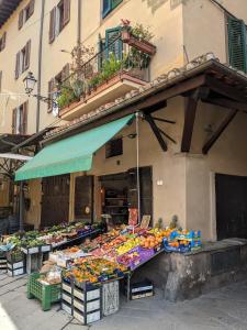 stoisko z owocami przed budynkiem w obiekcie Casa Baldecchi - Pistoia Centro Storico w mieście Pistoia