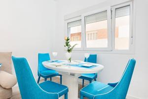 Posedenie v ubytovaní Pinzon Apartment in Malaga by Solaga Holiday Homes