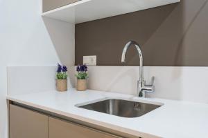 Kuchyňa alebo kuchynka v ubytovaní Pinzon Apartment in Malaga by Solaga Holiday Homes + 16 fotografií