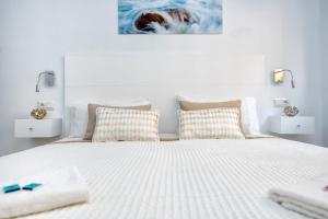 Posteľ alebo postele v izbe v ubytovaní Pinzon Apartment in Malaga by Solaga Holiday Homes