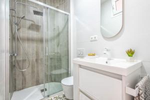 Kúpeľňa v ubytovaní Pinzon Apartment in Malaga by Solaga Holiday Homes