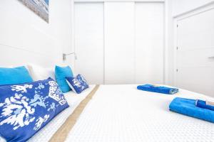Posteľ alebo postele v izbe v ubytovaní Pinzon Apartment in Malaga by Solaga Holiday Homes