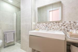 Kúpeľňa v ubytovaní Pinzon Apartment in Malaga by Solaga Holiday Homes