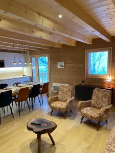 ein Esszimmer mit einem Tisch und Stühlen in der Unterkunft La Grange d'Anaïs in Beaufort