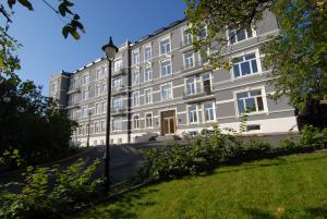 un gran edificio con una luz de la calle delante de él en Frogner House - Bogstadveien, en Oslo